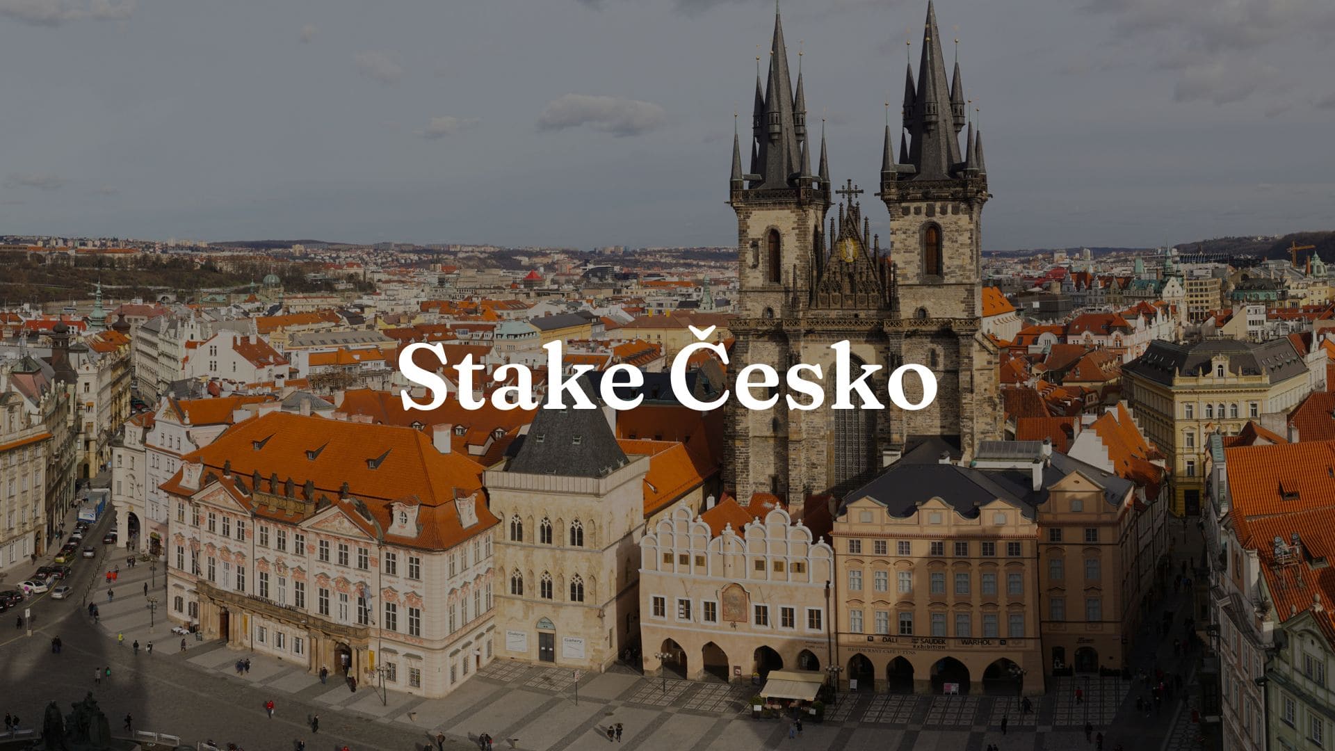 Stake Česko: Na pozadí je vidět české město a bílé nápisy Stake Česko