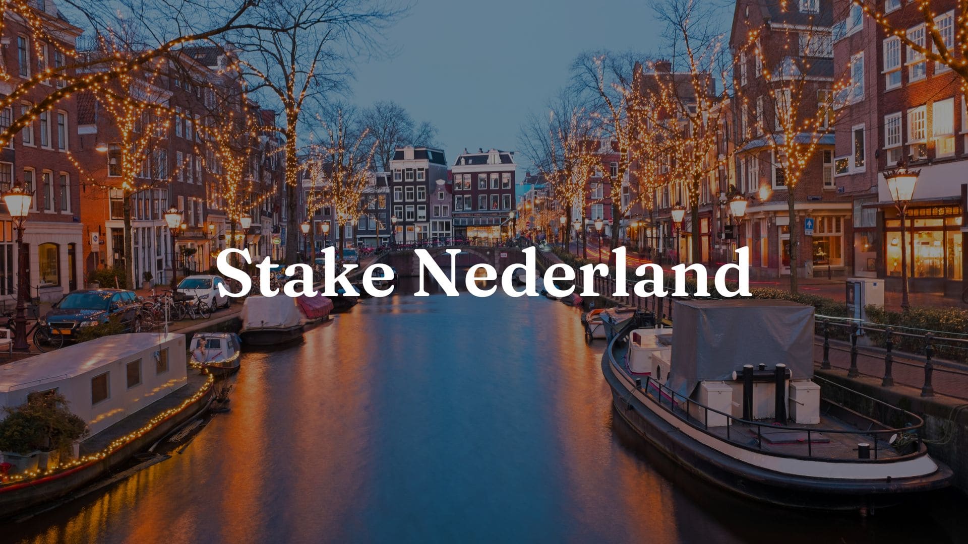 Stake nederland: Een afbeelding van een Amsterdamse gracht met de letters 'online casino Stake'.