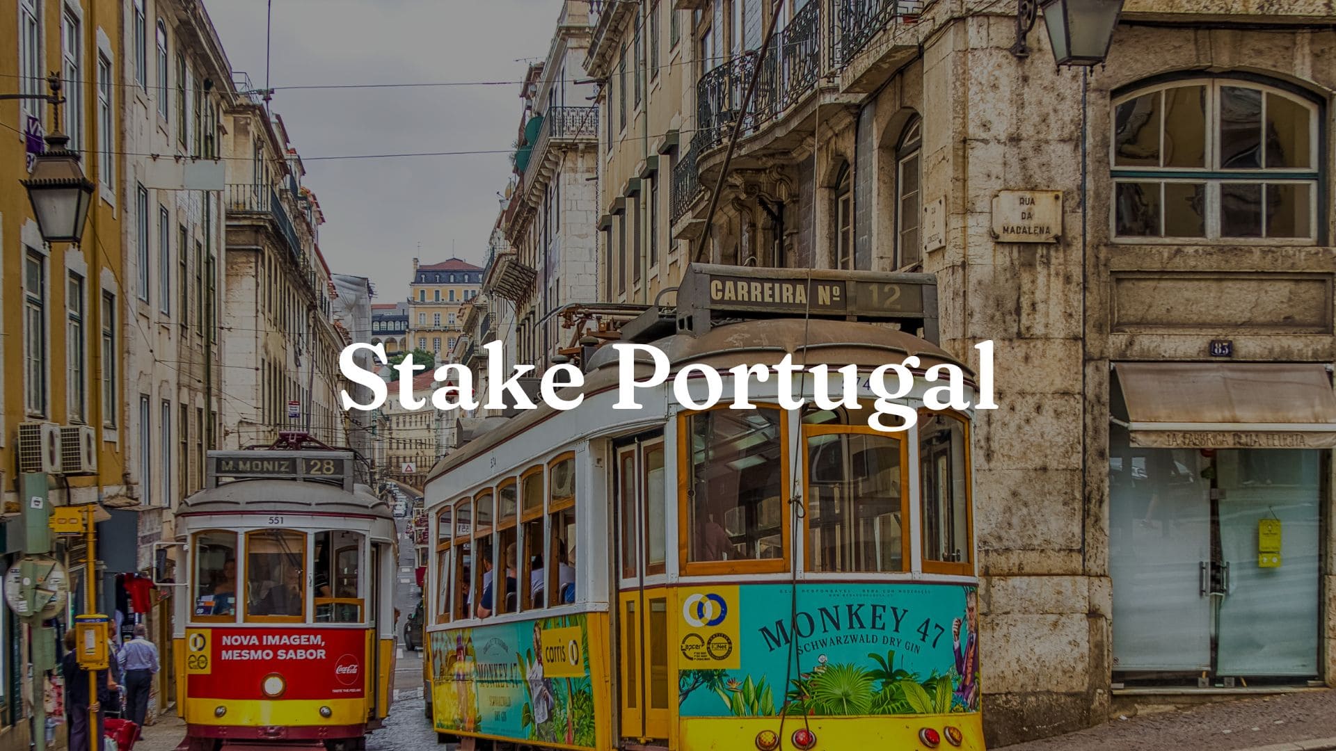 Stake portugal: uma imagem de uma rua de uma cidade portuguesa com um eléctrico.
