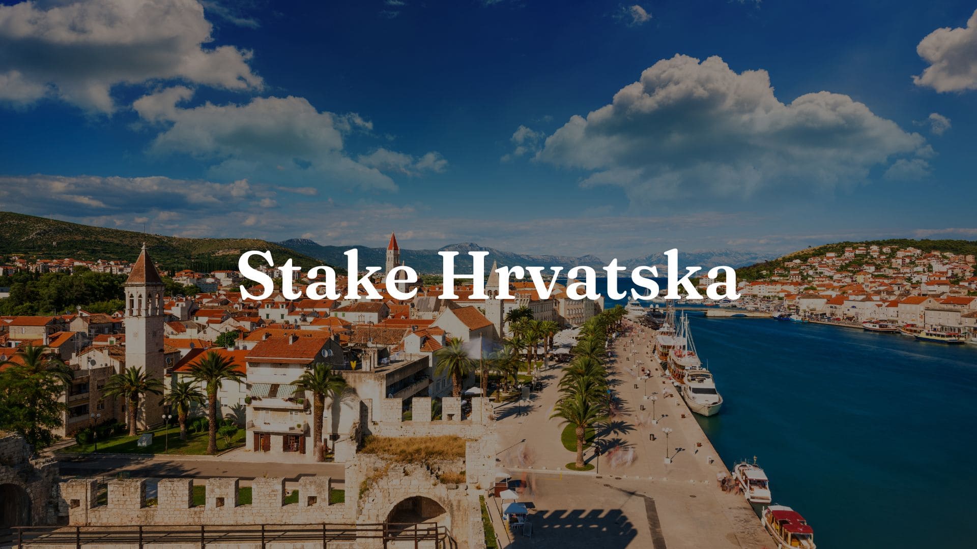 Stake Hrvatska: Grad u Hrvatskoj s morem u pozadini i vidljivim natpisom Stake Hrvatska.