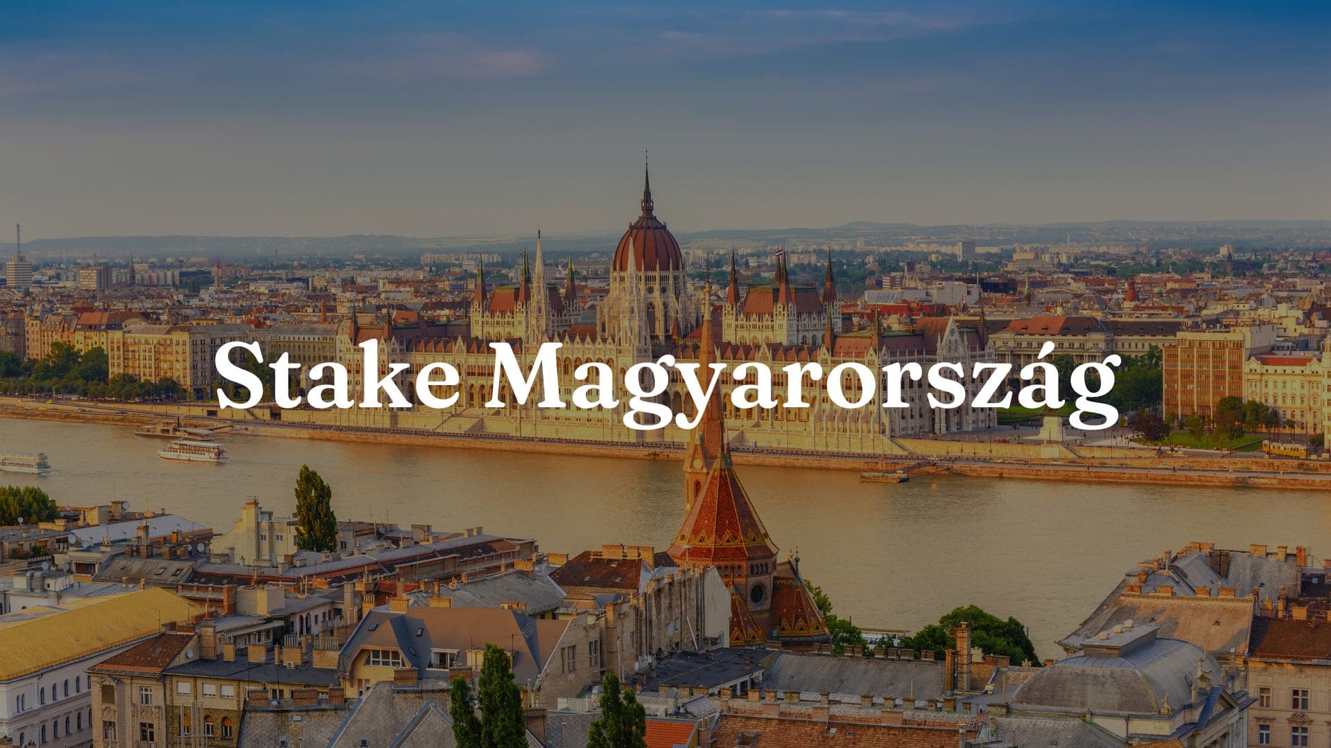 Stake Magyarországon: Panorámás kilátás a budapesti Parlamentre, a háttérben pedig olvasható a Stake felirat Magyarországon.