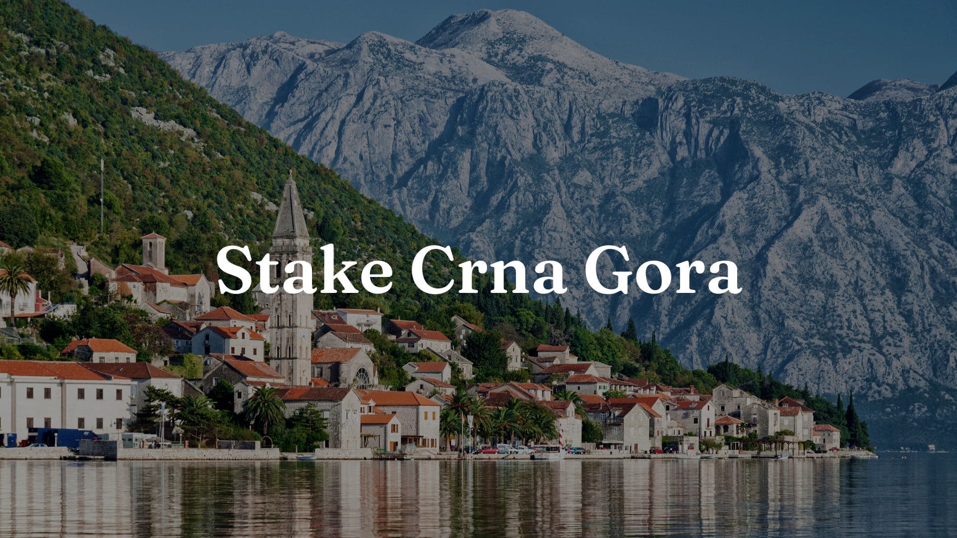 Stake Crna Gora: Slika grada u Crnoj Gori sa jezerom i planinama u pozadini. Preko slike se vidi natpis "Stake Montenegro".