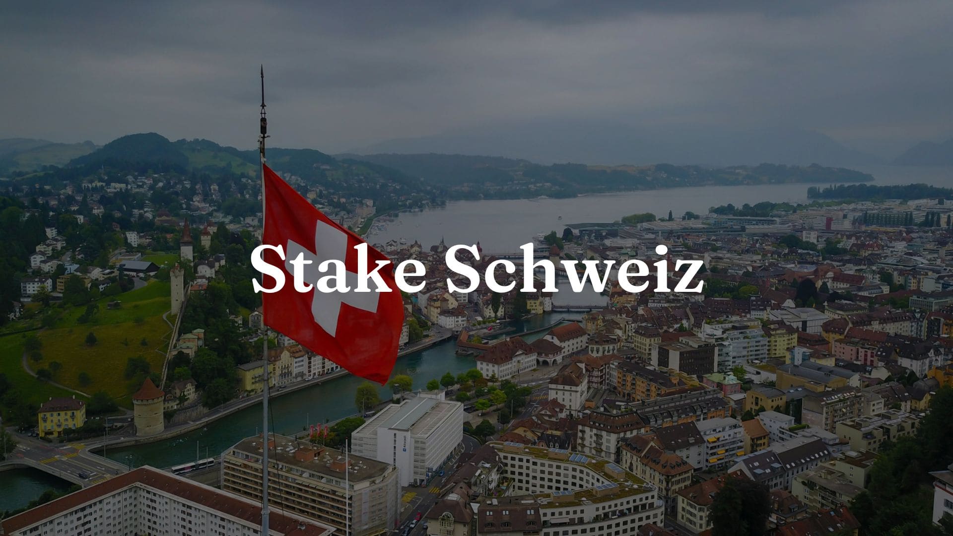 Stake Schweiz: Eine Panoramaansicht einer Schweizer Stadt mit einem Fluss. Im Hintergrund sind die Buchstaben "Stake Schweiz" zu sehen.